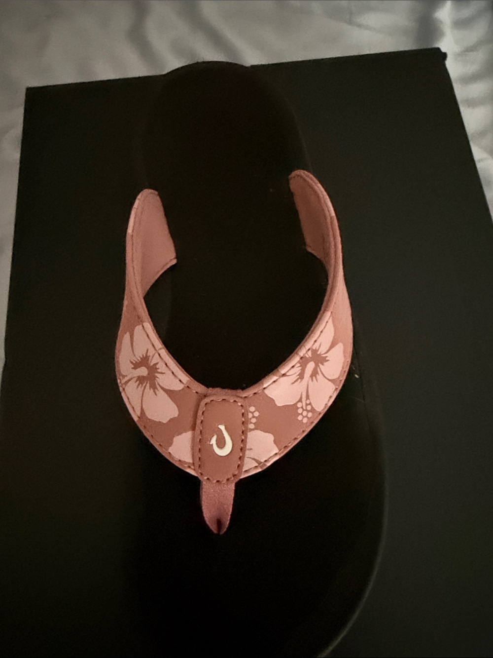 OluKai Pink Floral Thong Sandal new in box size 9 - Picture 2 of 5
